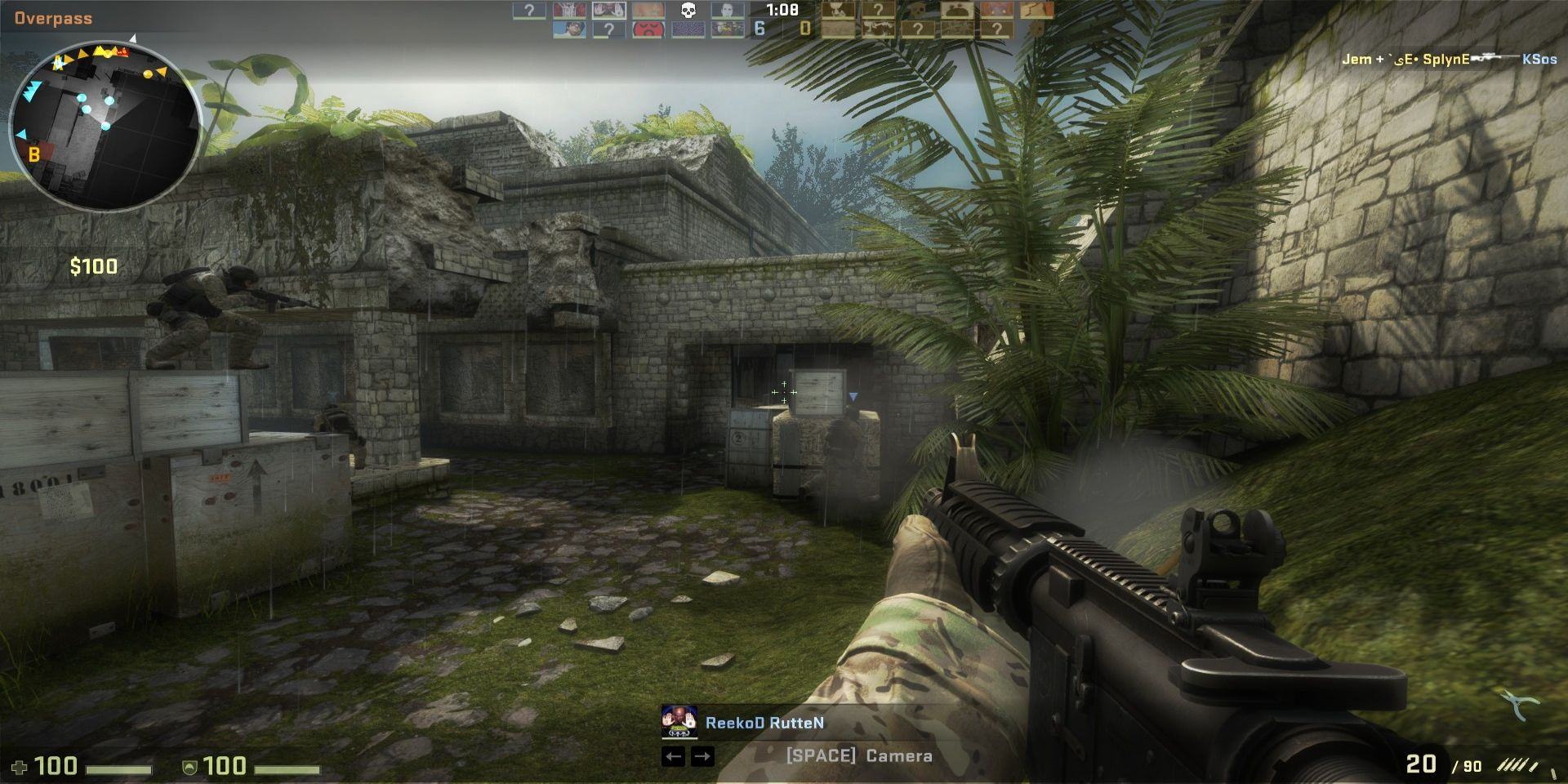 Góc nhìn thứ nhất của một người chơi điều hướng khu tàn tích bằng súng trường tấn công trong CSGO.