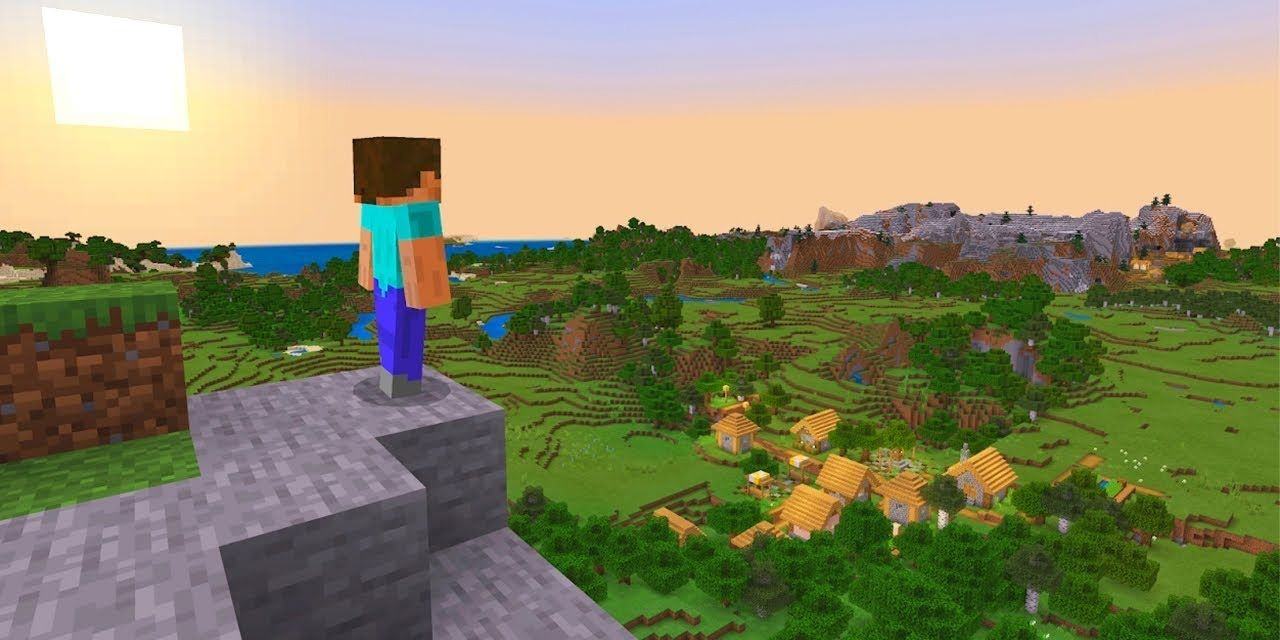 Steve, giao diện mặc định của nhân vật Minecraft, nhìn thế giới Minecraft từ rìa của một vách đá với ngôi làng bên dưới, núi và đại dương ở phía xa.