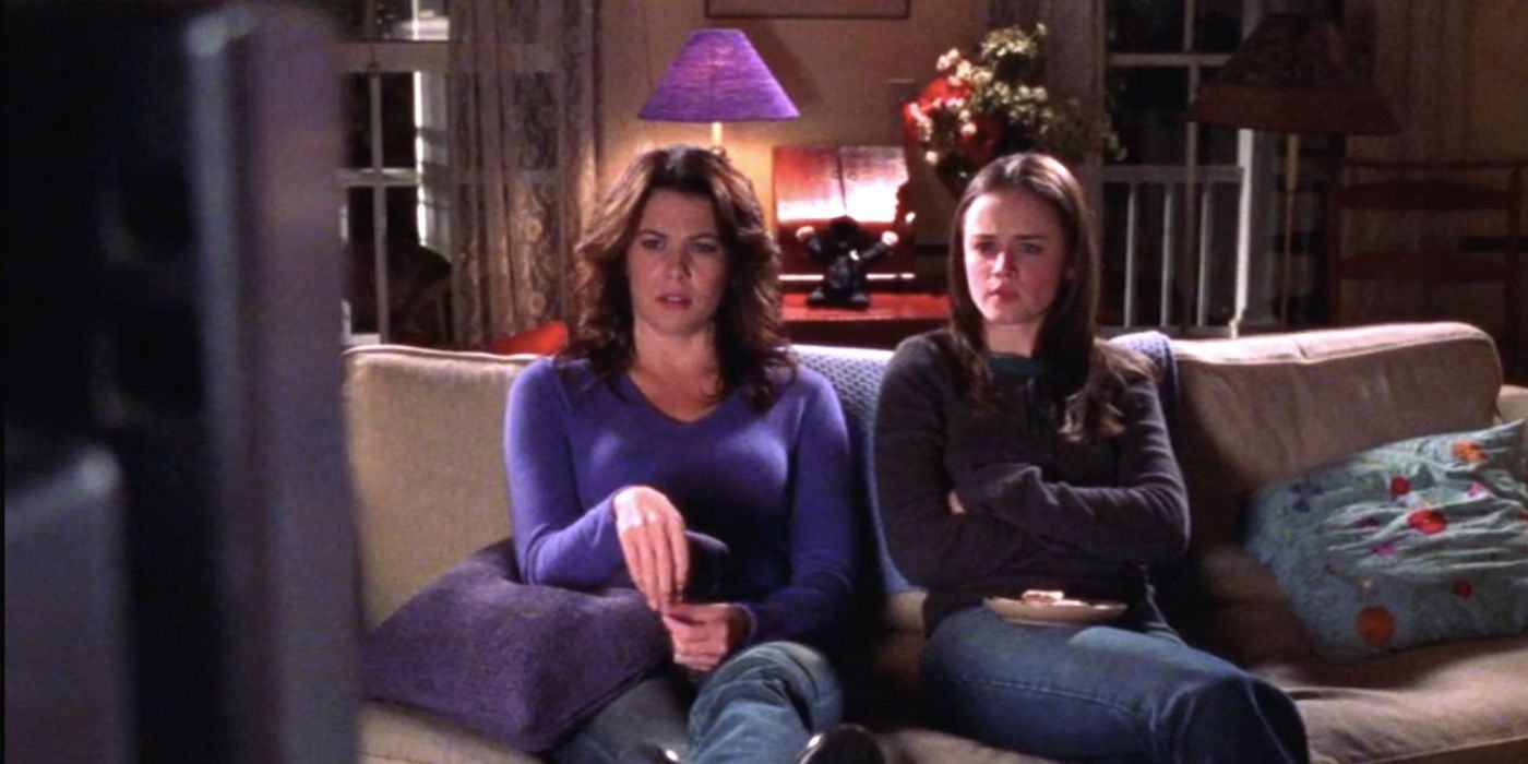 Lorelai and Rory watch the movie Gilmore Girls at home