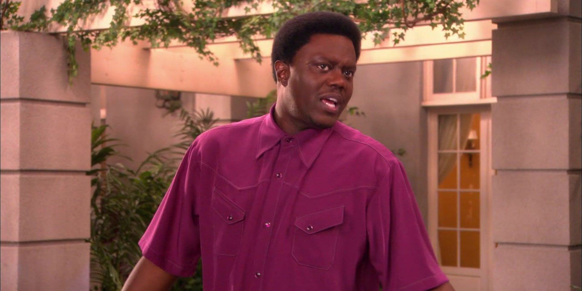 Bernie Mac (Bernie Mac) wears purple outside the Bernie Mac Show (The Bernie Mac Show)