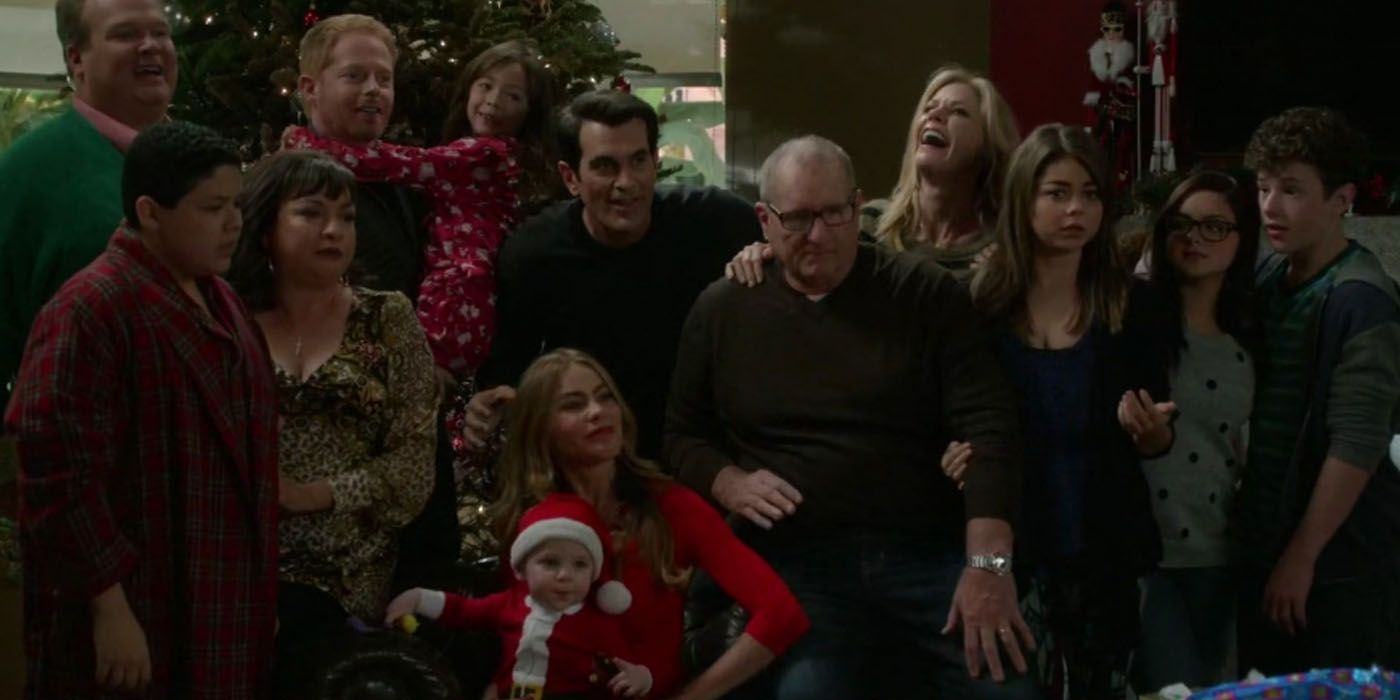 Family smiling at the piano in Modern Family's Christmas episode 