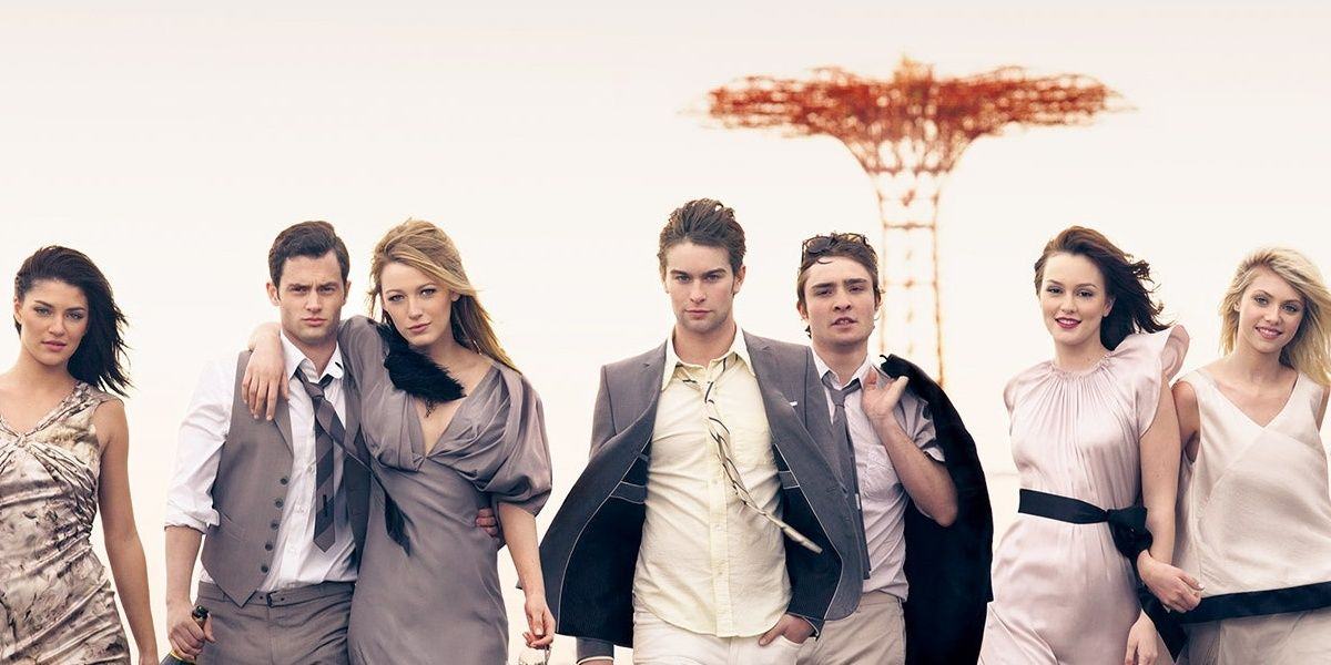 Vanessa, Dan, Serena, Nate, Chuck, Blair, and Jenny walking towards camera in Gossip Girl