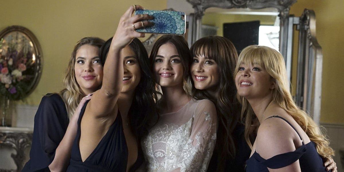 Hanna, Emily, Aria, Spencer, and Alison posing for selfie before Aria's wedding in Pretty Little Liars