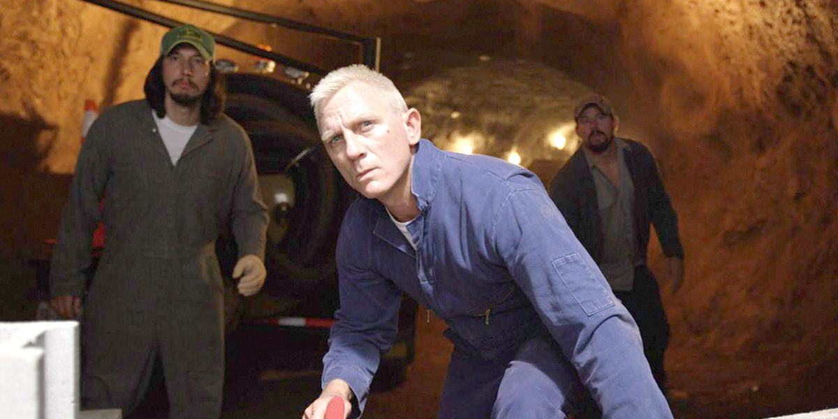 Daniel Craig (Daniel Craig) and the Logan Brothers (Logan Lucky) (2017) standing in the tunnel