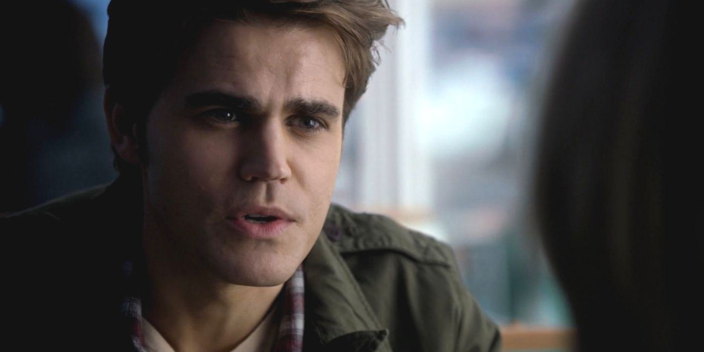 Tom Avery nói chuyện với ai đó trong The Vampire Diaries