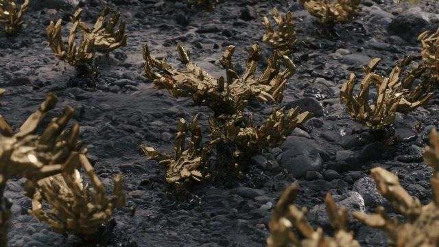 Symmetrical crystals on the ground in Death Stranding
