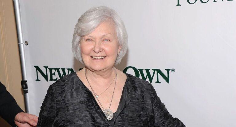 Is Joanne Woodward still alive?  Your detailed health problems