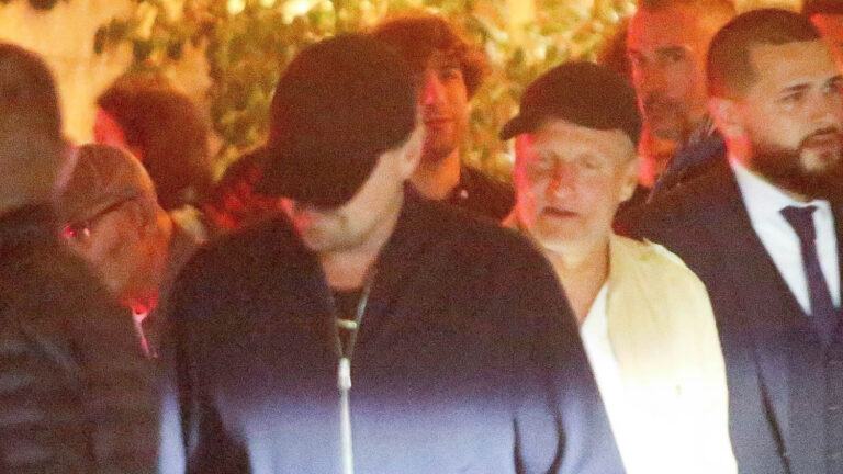 Leonardo DiCaprio was seen having dinner with Woody Harrelson and his friends