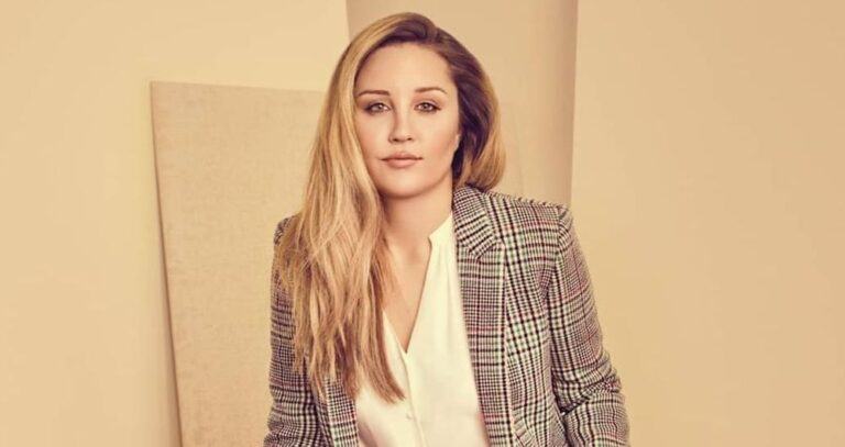 What is Amanda Bynes doing now?  She is pursuing a degree in fashion.