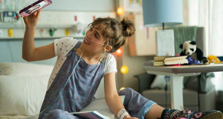 Five Feet Apart is not a true story, it is based on true stories told by the late cystic fibrosis patient Claire Wineland.