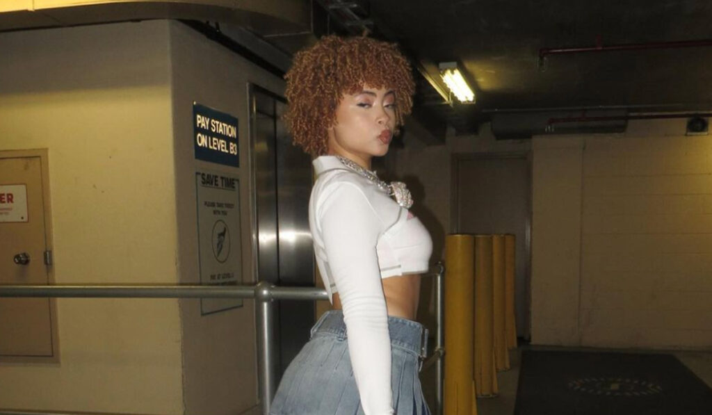 Ice Spice Flaunts Her Curves In A Pleated Denim Miniskirt For Her Fans 