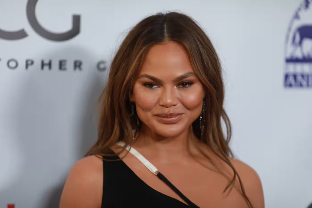 Chrissy Teigen Suffers Wardrobe Malfunction And Dress Splits Wide At Gala Vcmp Edu Vn