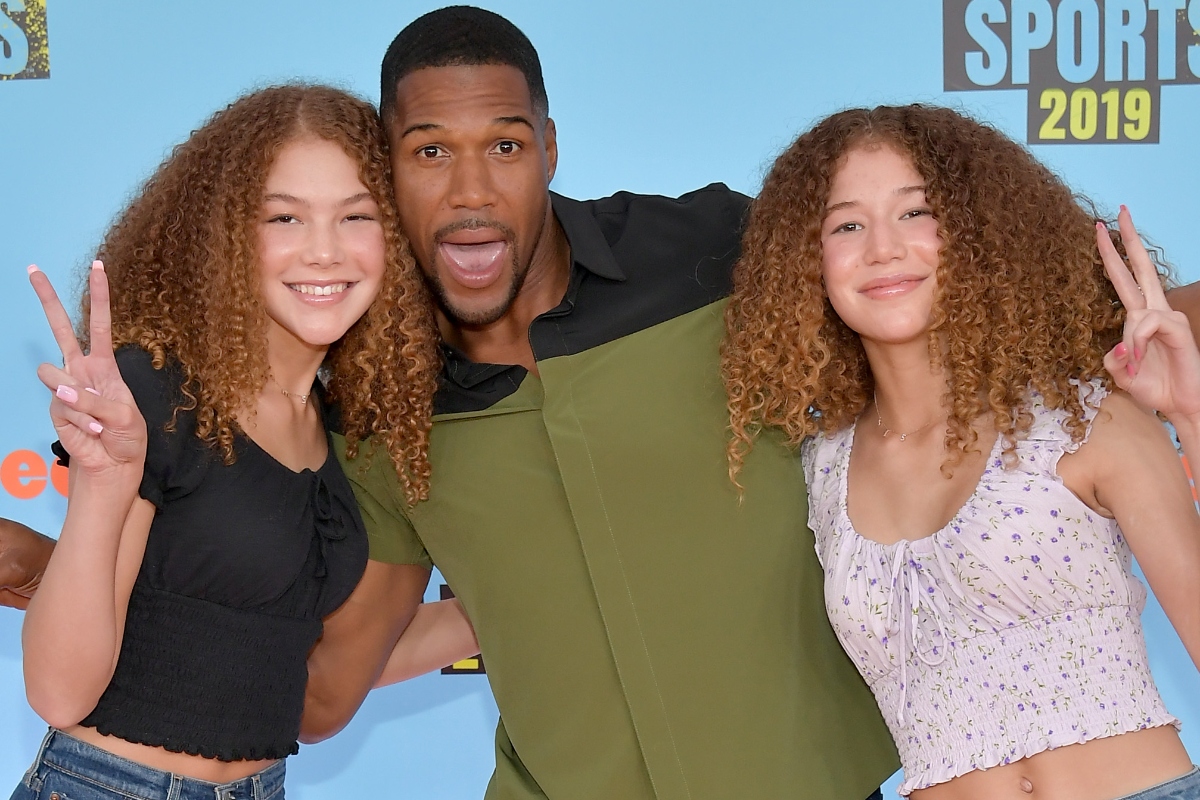 Gma Host Michael Strahan Shares Behind The Scenes Photos With Daughter Isabella Fans Speak 