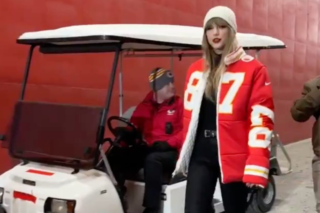 Taylor Swift's Arrival At Travis Kelce's Subzero Chiefs Game Sends Fans ...