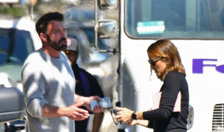 Ben Affleck carries his ex-wife Jennifer Garner after a meeting Tuesday morning |  Ben Affleck and Jennifer Garner |  Just Jared: Celebrity News and Gossip