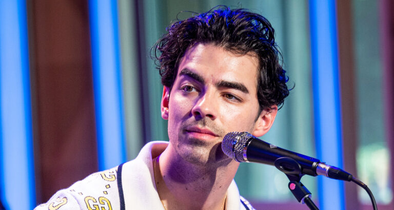 Joe Jonas greets parents during the last Jonas Brothers show in the midst of the custody battle with Sophie Turner |  Joe Jonas and Sophie Turner |  Just Jared: Celebrity News and Gossip