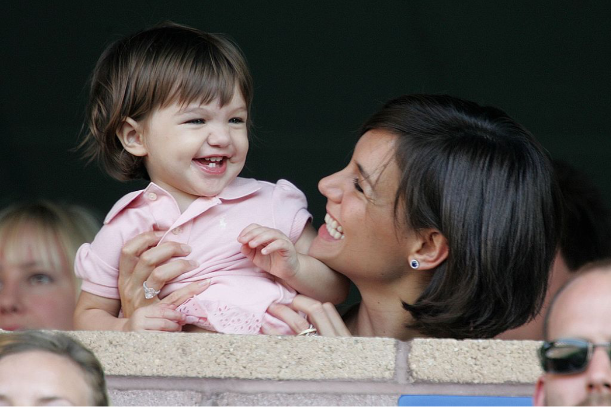 Suri Cruise drinks coffee with her mom Katie Holmes after spending her ...