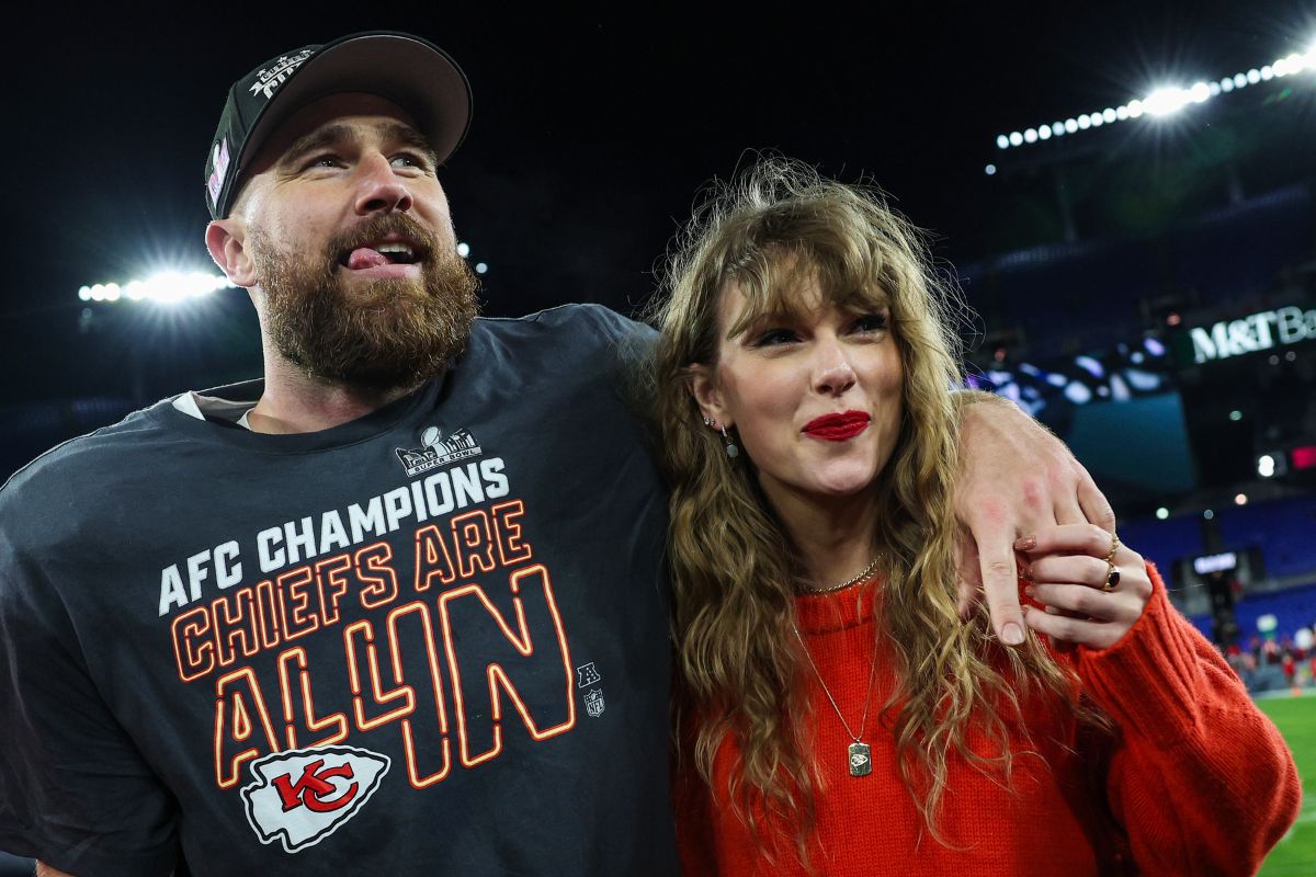 Travis Kelce Lifts Taylor Swift In The Air During Coachella Performance ...