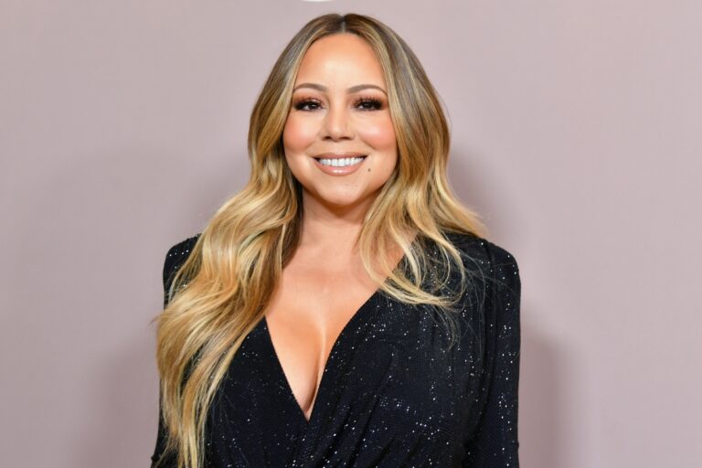 Mariah Carey Asks Her Assistant to Brush Her Hair After Roller Coaster in Hilarious Photos