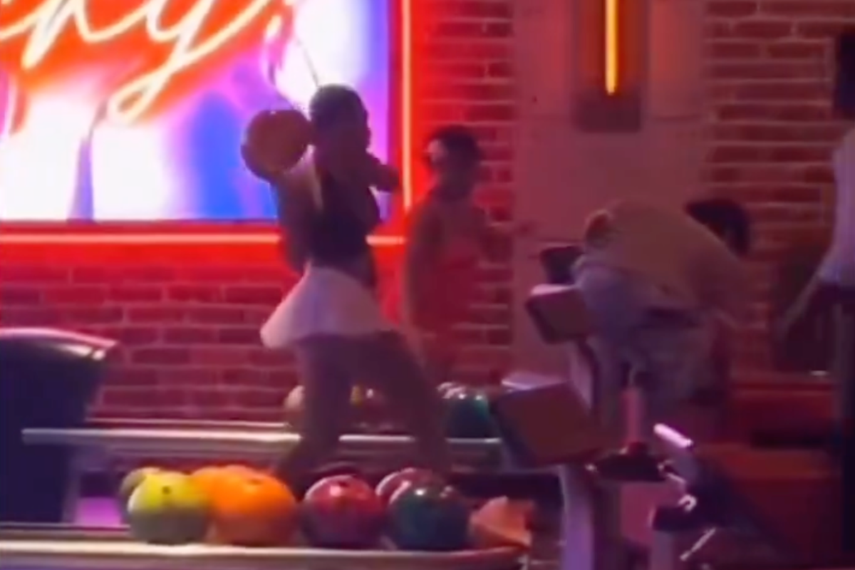 Woman throws bowling ball at lady's head in brutal bowling alley fight ...